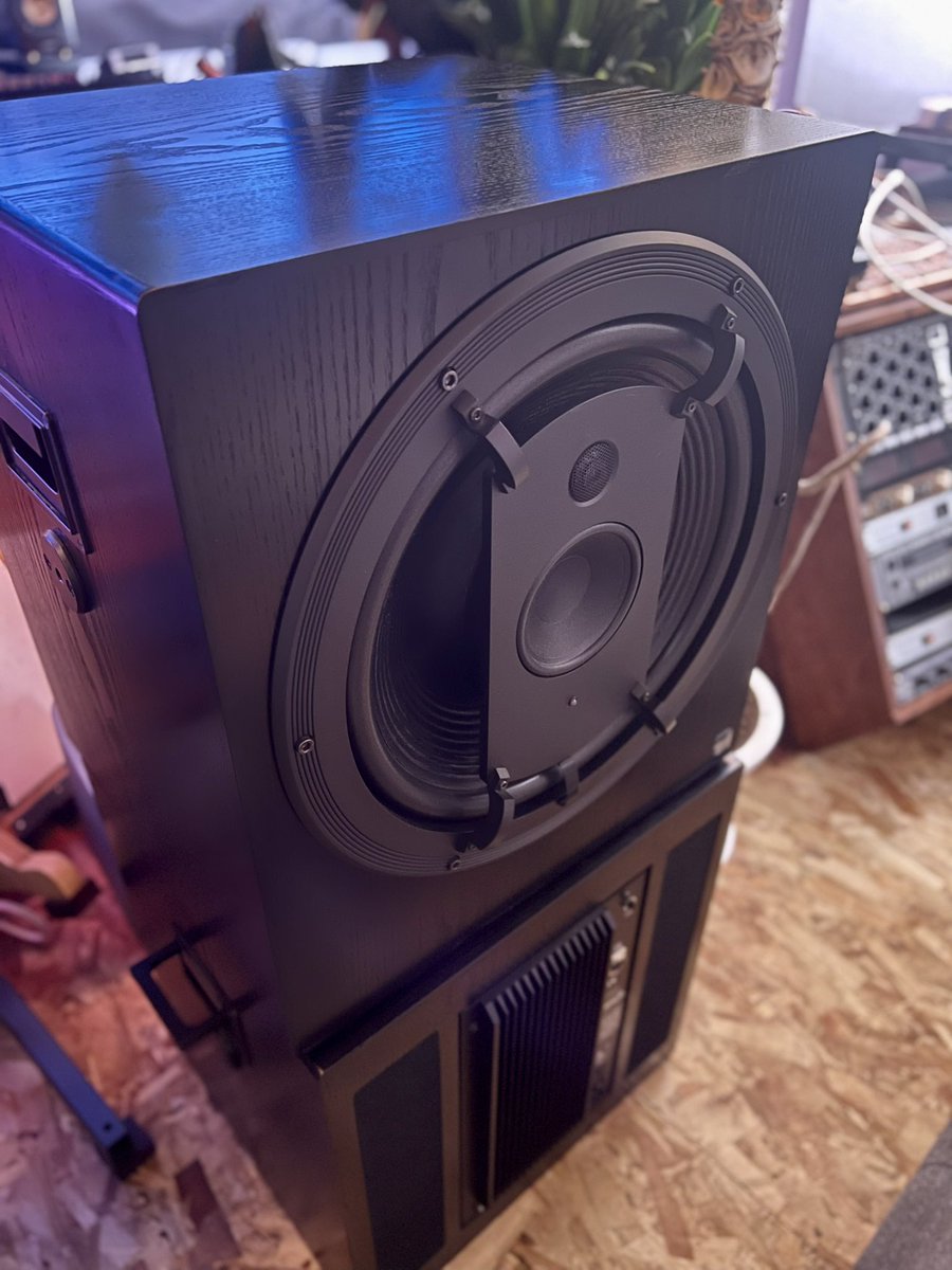 🎛️マスタリングにおけるEQの重要性🎛️

曲をマスタリングするとき、EQは極めて重要な役割を持つ。

ミックスの中では、それぞれの音がある程度決まった周波数帯に存在しているが、実際には多くの音が同じ帯域に重なり合っている。