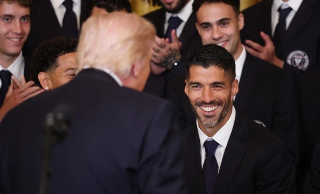 Verguenza . No representas al uruguayo. Te aliaste con la ultraderecha , fascista y genocida. Volverás a tu casa con tus tres hijos luego de estrechar la mano a quien asesino a 120 niñas.