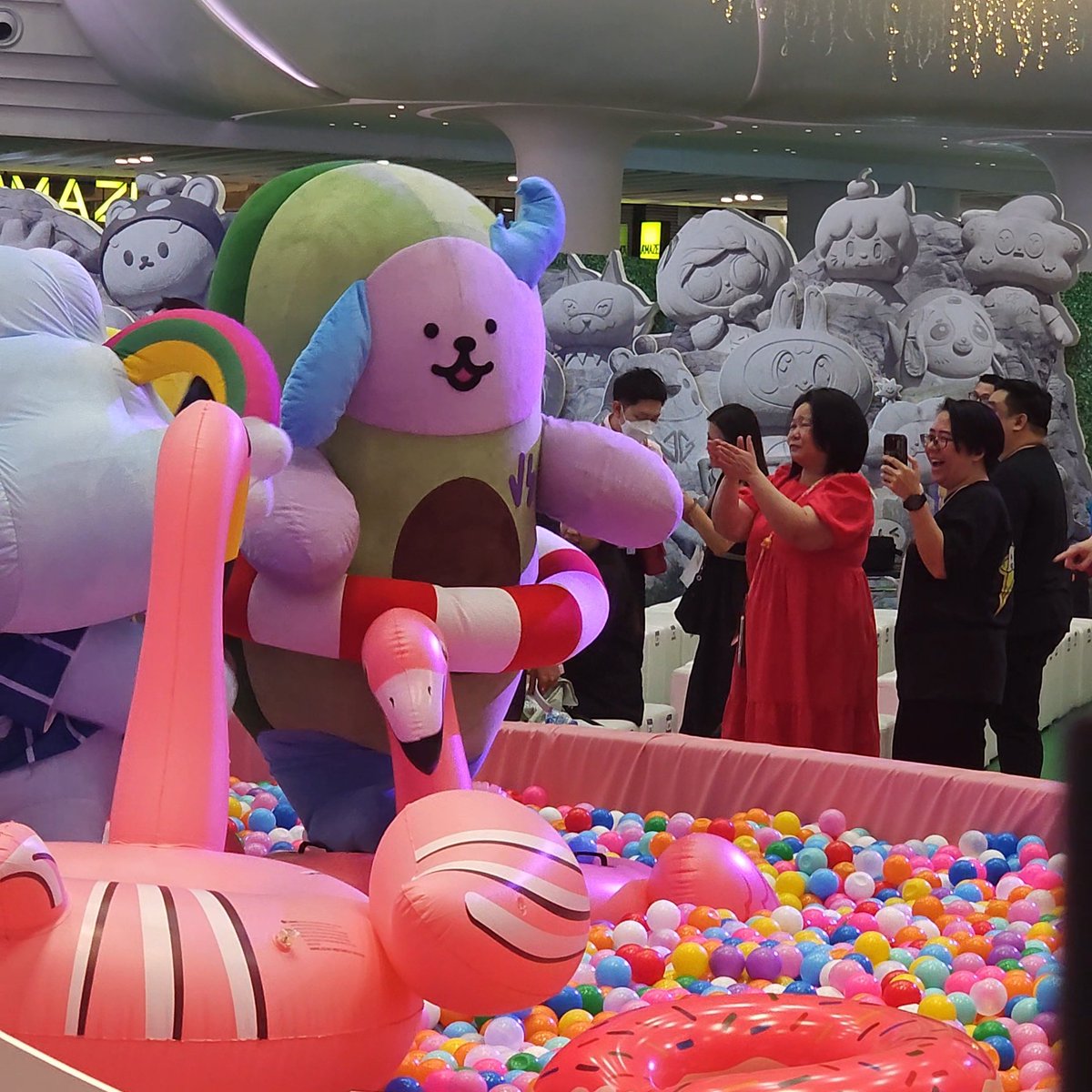 น้องเชี่ยนลากมาเองแล้วขึ้นไปยืนโพสต์ กะว่าตกมาป๊ารักษาได้

#AVOCEAN