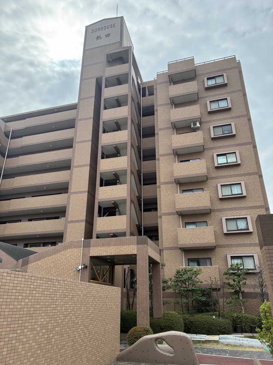 ie_urun's tweet photo. 名古屋市熱田区にあるサンハウス熱田のマンションにきたぞ。

このマンションはJR尾頭橋駅、地下鉄名古屋港線日比野駅から徒歩約10分ほどの場所にあり、名古屋主要の街の金山・名古屋駅・大須・栄まで車で15分〜20分ほどでいける。

地元熱田区の中でもおすすめのマンション。 https://t.co/mcCDrp1SEU
