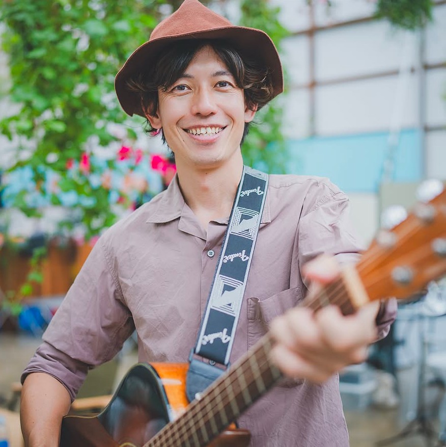 KkgwMusicClub's tweet photo. 掛川桜PlayersFes2026出演者紹介

3月7日⑪PenBro
飼育係でミュージシャン。 掛川花鳥園で飼育員として働いている。 penguin brother、略してぺんぶろ。 ペンギンのお世話をしている時に、お客さんからよく「ペンギンのお兄さん」と呼ばれていた事が名前の由来。 出会いを通じて、動物や音楽の魅力を伝えている。

https://t.co/zJ6uhBQEt6