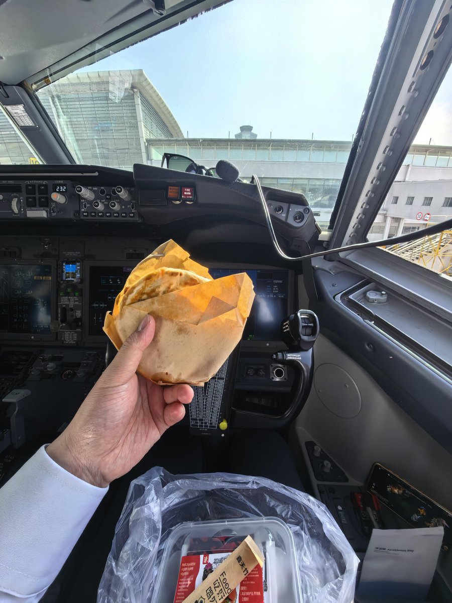 Tom Hiddleston tweet media