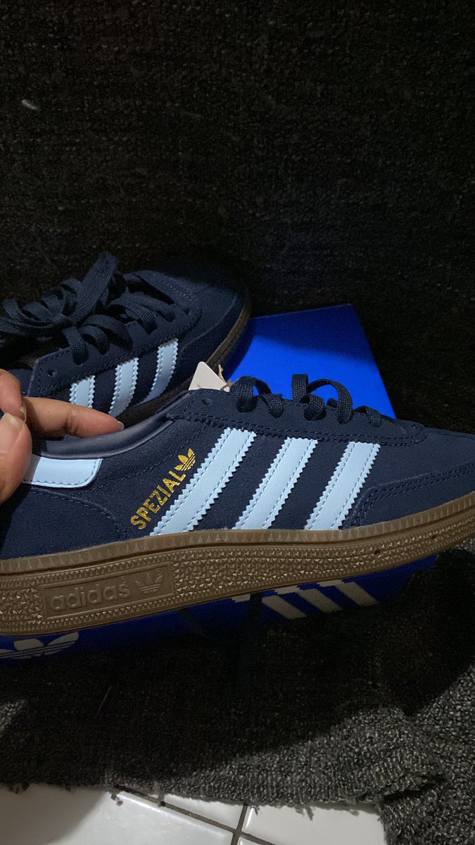 astyboom's tweet photo. HELP RT 
WTS ADIDAS SPEZIAL
SIZE 35 1/2 KIDS NEW
UKURANNYA BESAR 
HARGA BELI 780k 
HARGA JUAL 650k 
DOM BANDUNG 
#adidas #adidasspezial #wtsadidas https://t.co/Jxb8dm4Fr3