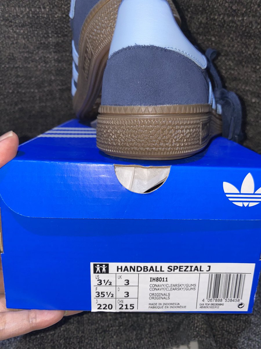 astyboom's tweet photo. HELP RT 
WTS ADIDAS SPEZIAL
SIZE 35 1/2 KIDS NEW
UKURANNYA BESAR 
HARGA BELI 780k 
HARGA JUAL 650k 
DOM BANDUNG 
#adidas #adidasspezial #wtsadidas https://t.co/Jxb8dm4Fr3