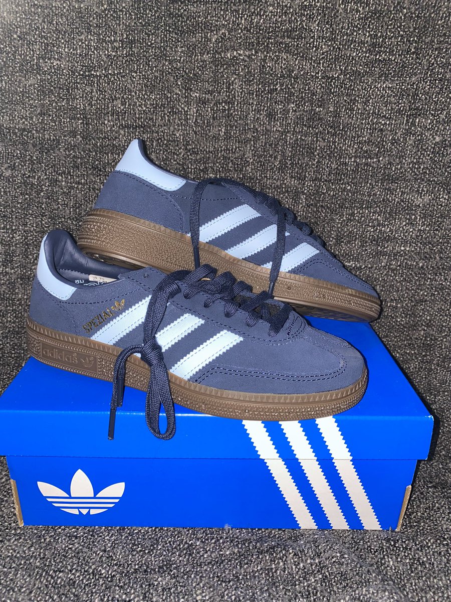 astyboom's tweet photo. HELP RT 
WTS ADIDAS SPEZIAL
SIZE 35 1/2 KIDS NEW
UKURANNYA BESAR 
HARGA BELI 780k 
HARGA JUAL 650k 
DOM BANDUNG 
#adidas #adidasspezial #wtsadidas https://t.co/Jxb8dm4Fr3