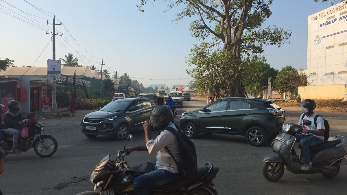 jose_pt's tweet photo. @blrtraffic.. this is a daily issue near carmel school https://t.co/g7a3f1w6MA