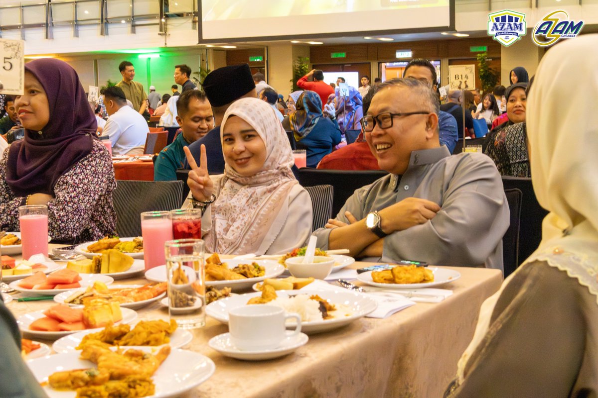 AZAMSarawak's tweet image. Iftar with the AZAM Kelab Bola Sepak squad at BCCK 📷📷
Good food, great company, and stronger bonds this Ramadan.
Grateful for moments like these, sharing laughs, stories, and a table full of good food 📷
#AZAMSarawak #MovementForProgress #AZAMFitandFunClub #JuhSungkei2026 #BCCK