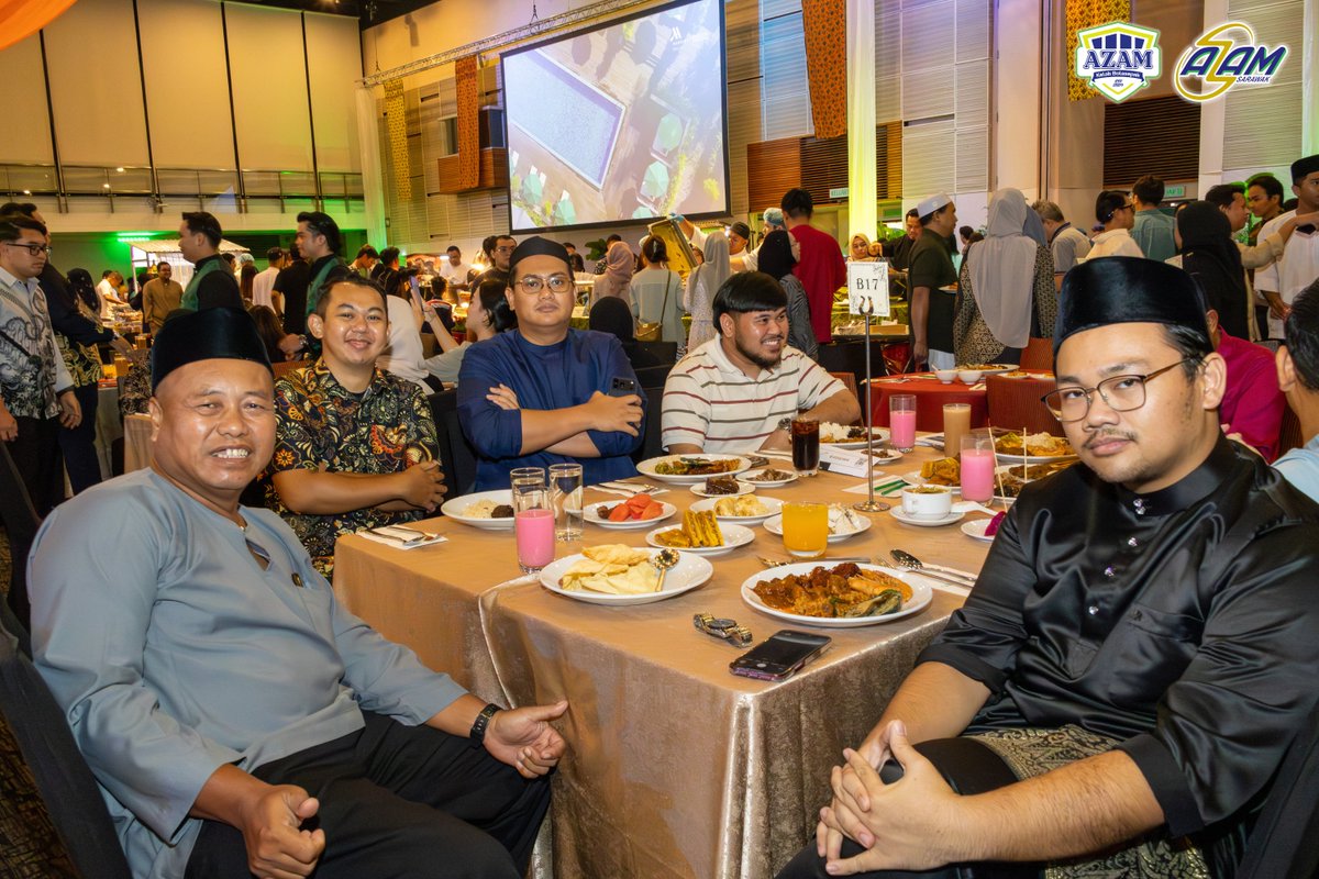 AZAMSarawak's tweet image. Iftar with the AZAM Kelab Bola Sepak squad at BCCK 📷📷
Good food, great company, and stronger bonds this Ramadan.
Grateful for moments like these, sharing laughs, stories, and a table full of good food 📷
#AZAMSarawak #MovementForProgress #AZAMFitandFunClub #JuhSungkei2026 #BCCK