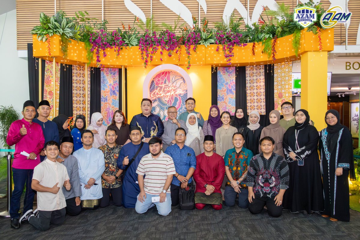 AZAMSarawak's tweet image. Iftar with the AZAM Kelab Bola Sepak squad at BCCK 📷📷
Good food, great company, and stronger bonds this Ramadan.
Grateful for moments like these, sharing laughs, stories, and a table full of good food 📷
#AZAMSarawak #MovementForProgress #AZAMFitandFunClub #JuhSungkei2026 #BCCK