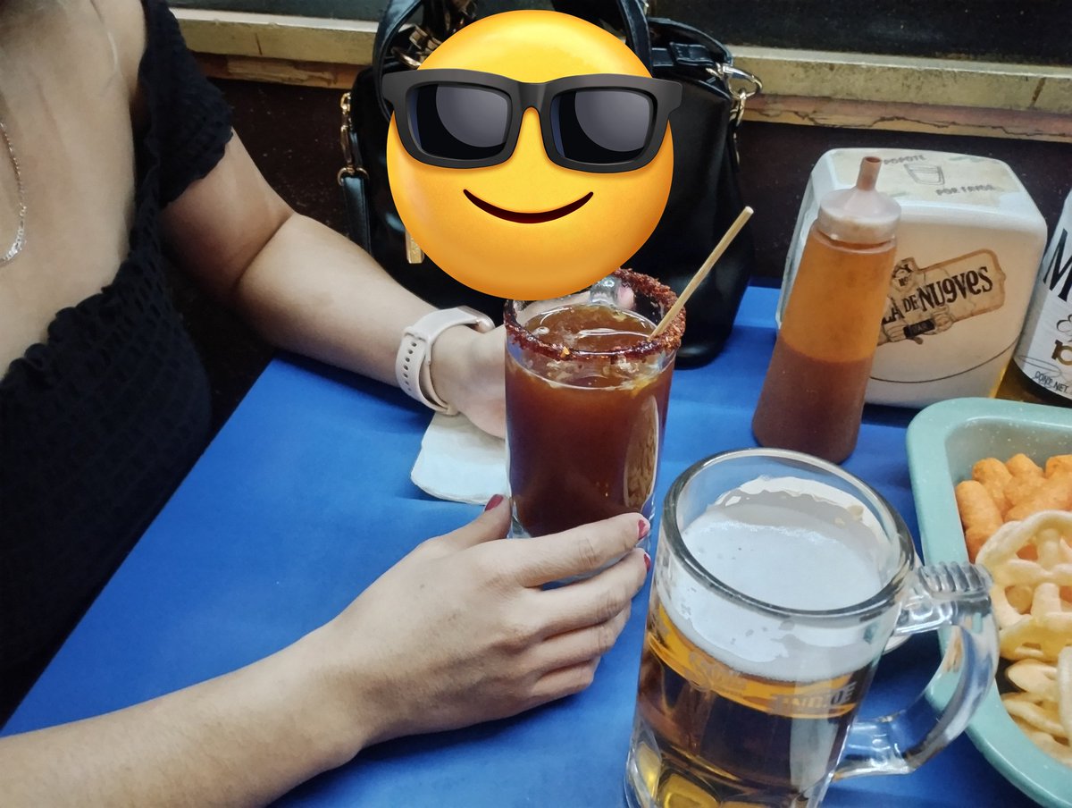 Unas frías con <a href="/Griselhotwife/">Grisel López</a> a ver si llega alguien, hay se ve dónde andamos...