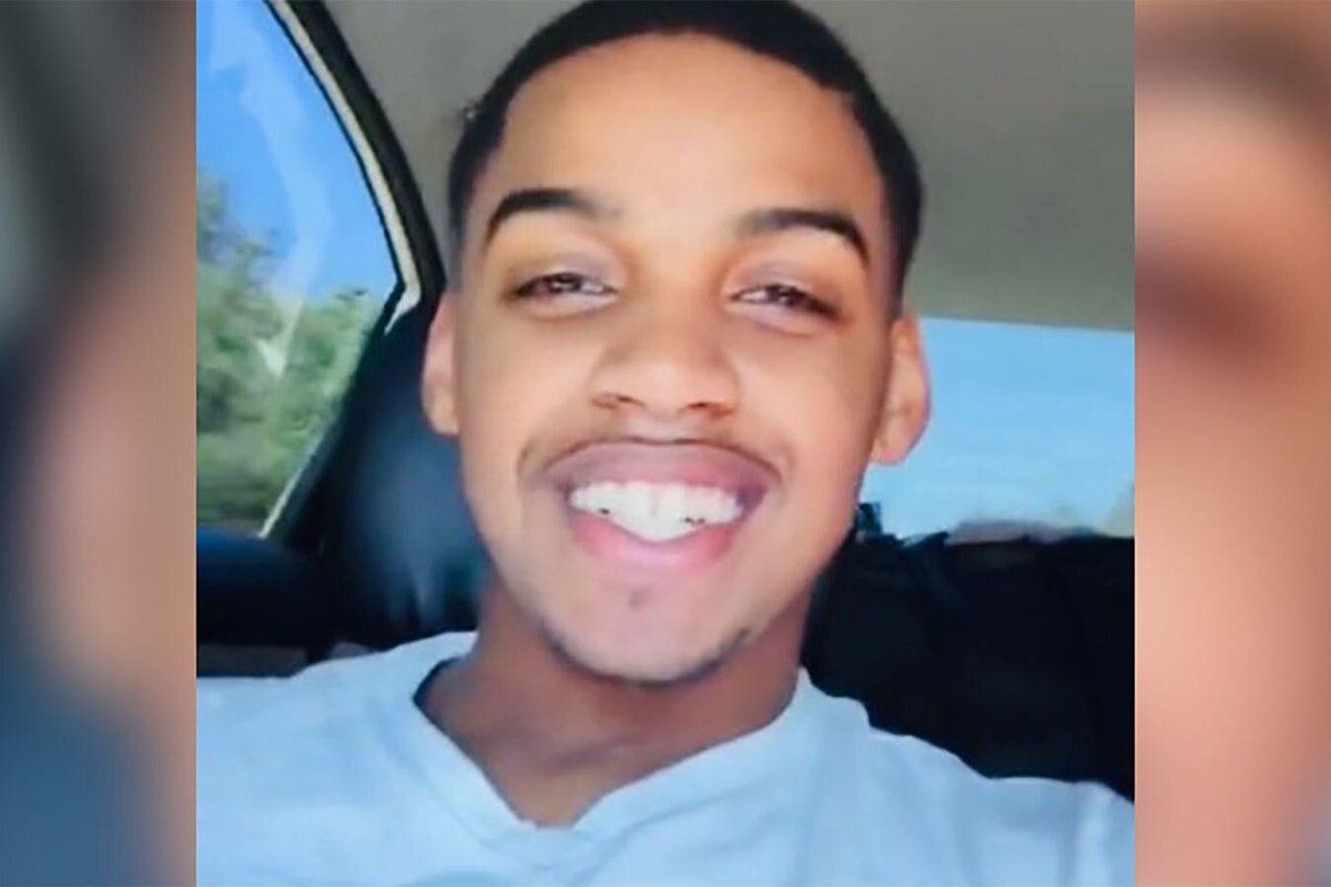 DarkKnightFBA's tweet photo. A Mississippi man, Rasheem Carter was found dead after telling his mother he was being chased by a group of white supremacists while yelling slurs.

Mississippi police say there was “no foul play.”
https://t.co/l1uYlwiY9d https://t.co/IYqnljTaL5