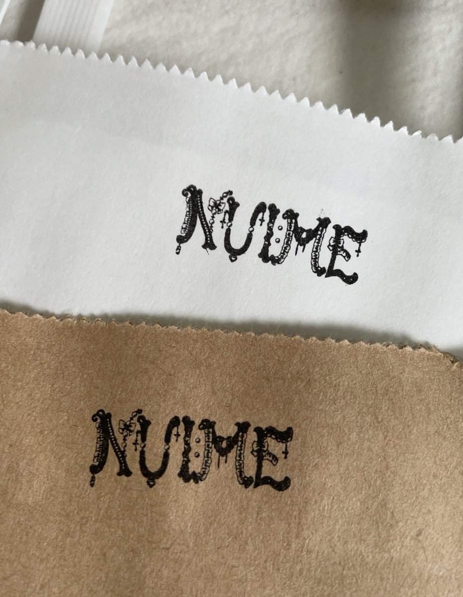 LIEN_PM's tweet image. 妖さん描き下ろしの『NUI:ME』ロゴが入ったショッパー可愛い🖤🖤🖤
※こちらは数に限りがありますので、誠に恐縮ですがLIENグッズを3,000円以上お買い上げ下さった方から優先的に使わせていただきます。
無くなり次第配布終了いたします。
#nui_me #miniature #teddybear #NUI_ME