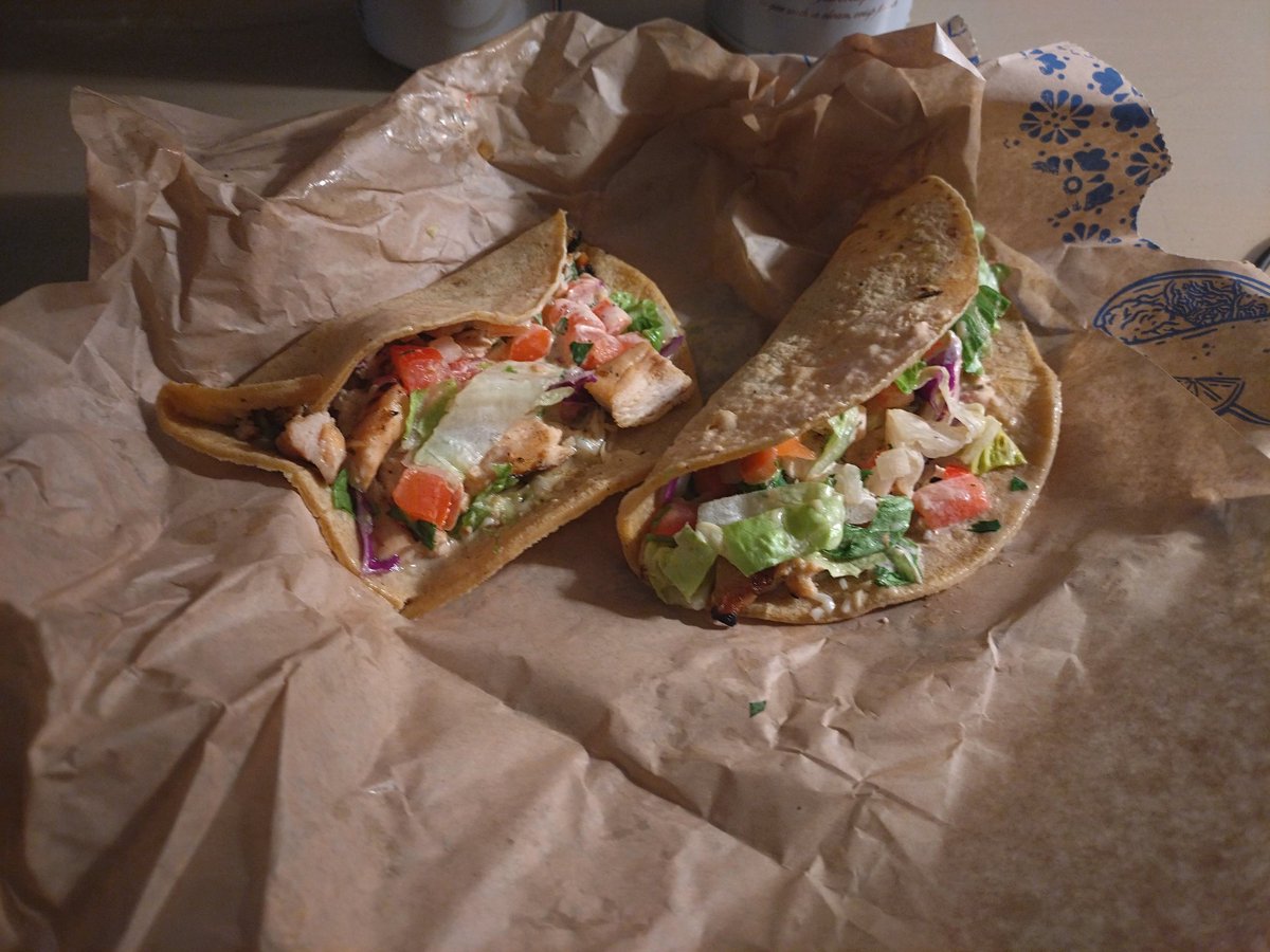 FUDEKAGE's tweet image. 今日の夕食は、ホテル近くのタコス屋さんでテイクアウト。味はいいんですが、パリッと感が全く無いのが残念…。
ビールは昨日スーパーで買った３缶セットの残りと、今日別のスーパーで買ったもののセットで😁
#robioscoastalgrill 
#elsegundo