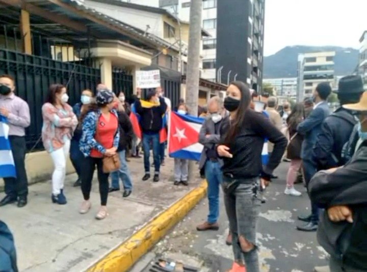 NatalyYunda's tweet photo. @DiazCanelB @DanielNoboaOk no representa el sentir del pueblo ecuatoriano, con sus acciones lo único que hace, es demostrarnos que estamos del lado correcto de la historia...✊🏻
#CubaLibre #NoUsa #NoBoa
#PorLaPatriaGrande. https://t.co/eoSYiMkzlO