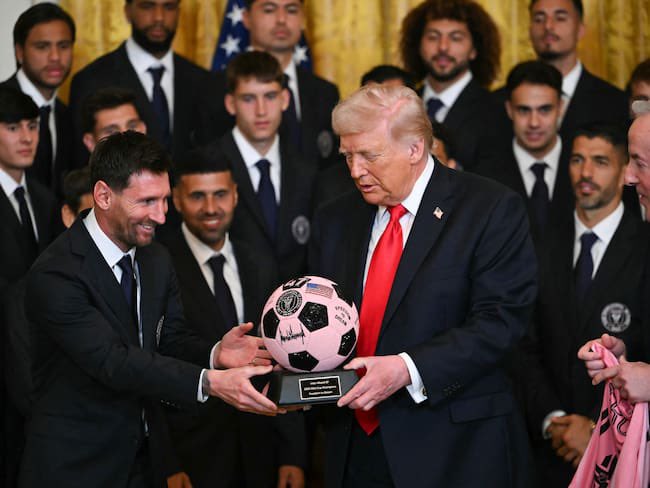 andresbenta1909's tweet photo. Messi y Suárez se acaban de sacar un foto con un pedofilo que por si fuera poco mató a más de 150 niñas en una escuela. https://t.co/jgbP4x46gm