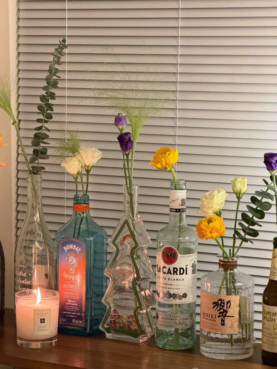 Javarr23's tweet photo. お酒の後も、瓶は花で楽しませてくれる🌷 https://t.co/S8DKNyQJEu