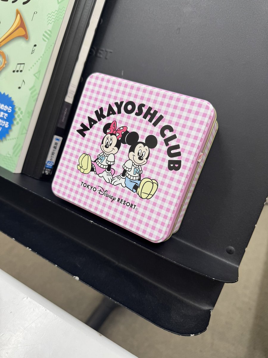 TPtomoko917's tweet photo. 関東に小学校の卒業旅行に行って来た小6生徒ちゃんのお土産🎁
ディズニーも行って来たらしい。
いつもこういったお土産もらうと、旅先で私のことを思い出してくれてることが嬉しい☺️ https://t.co/KrX7wmrpal