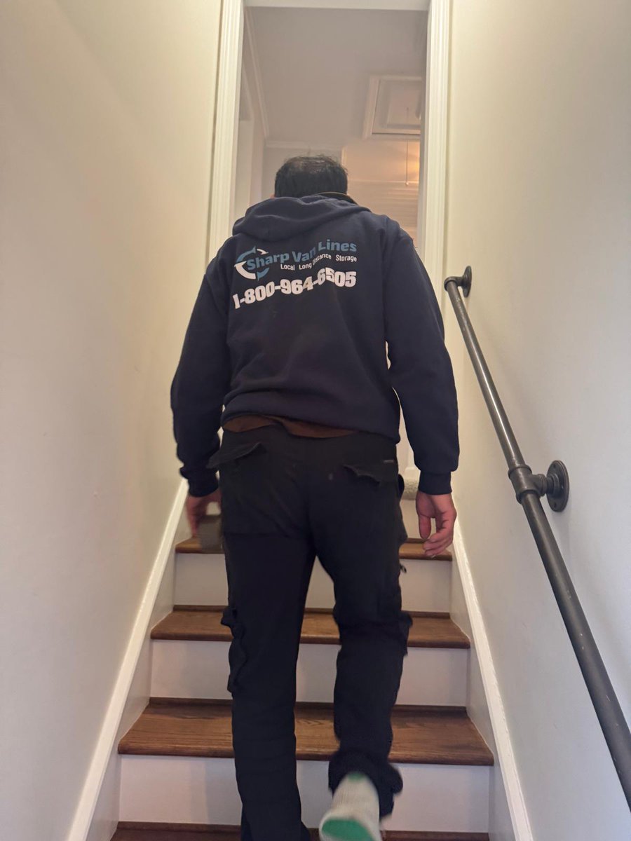 sharpvanlines's tweet image. Another moving day, another set of “this should be easy” furniture moments 😄

#SharpVanLines #MovingDay #NYCMovers #FurnitureMoving #HeavyLifting #ProfessionalMovers