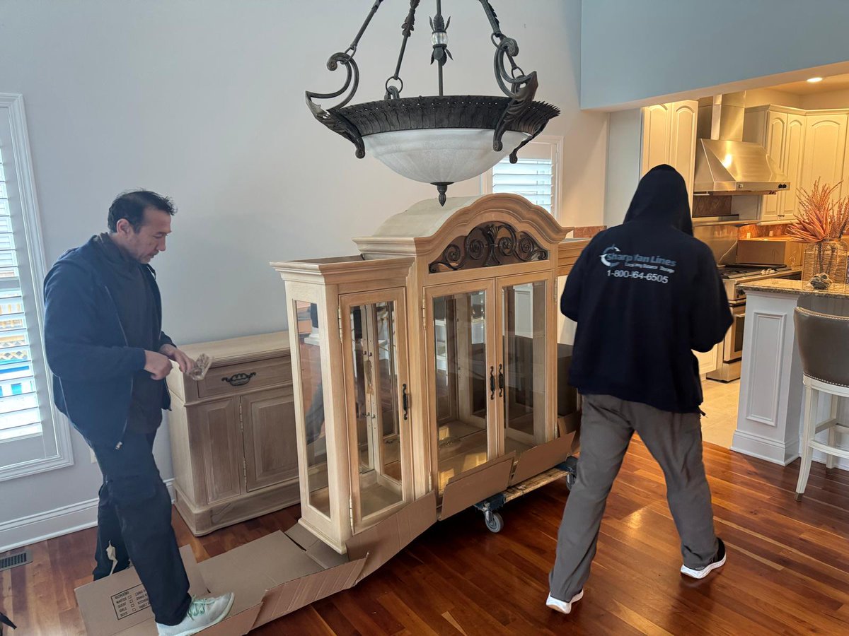 sharpvanlines's tweet image. Another moving day, another set of “this should be easy” furniture moments 😄

#SharpVanLines #MovingDay #NYCMovers #FurnitureMoving #HeavyLifting #ProfessionalMovers