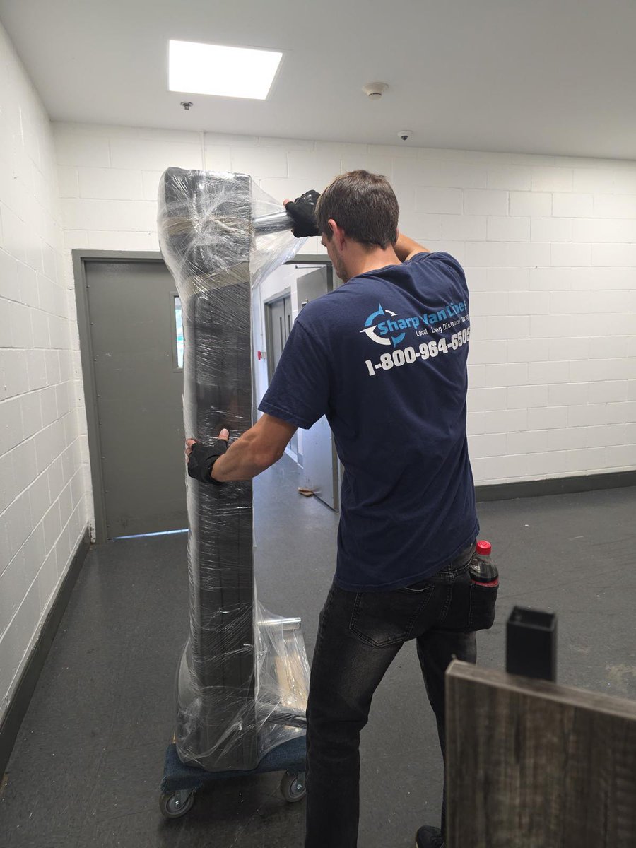 sharpvanlines's tweet image. Another moving day, another set of “this should be easy” furniture moments 😄

#SharpVanLines #MovingDay #NYCMovers #FurnitureMoving #HeavyLifting #ProfessionalMovers