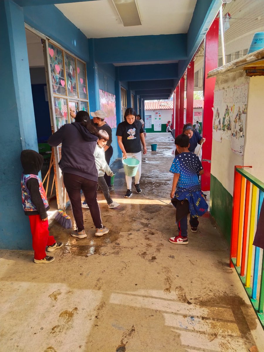 En La Paz, docentes, padres de familia y alumnos de la primaria “Benito Juárez” realizaron una jornada de limpieza para mantener las instalaciones en condiciones saludables y prevenir enfermedades.