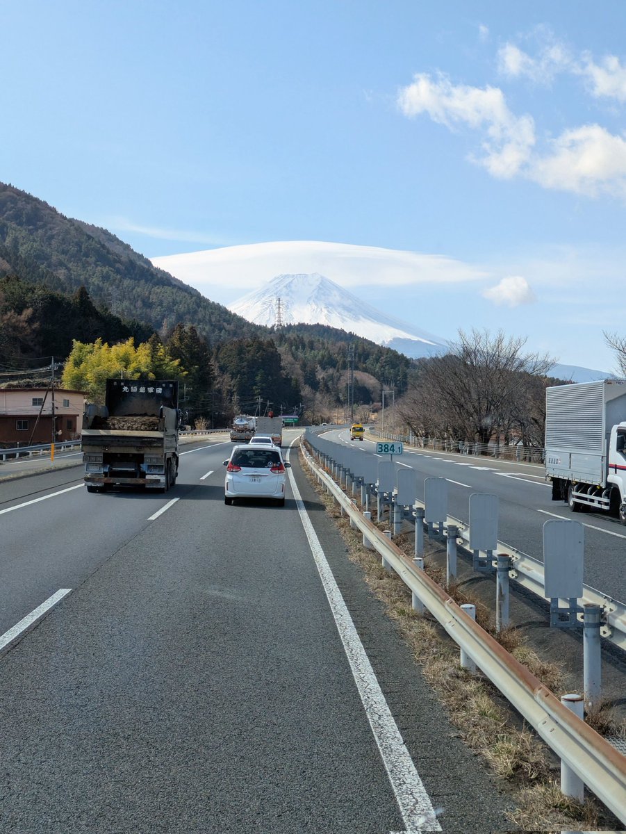 YukiyaMaeda's tweet photo. 今朝、東京で荷物をおろした後に、中央道経由で富士宮市に来ました。富士山が笠を被っておられます。綺麗ですよね🗻 😄赤い鳥居は富士山本宮浅間大社の鳥居です。鳥居越しに富士山（御神体）を撮りたかったのですが、今回はこの角度で…🚛📷️😅 https://t.co/NmPpNTqof9