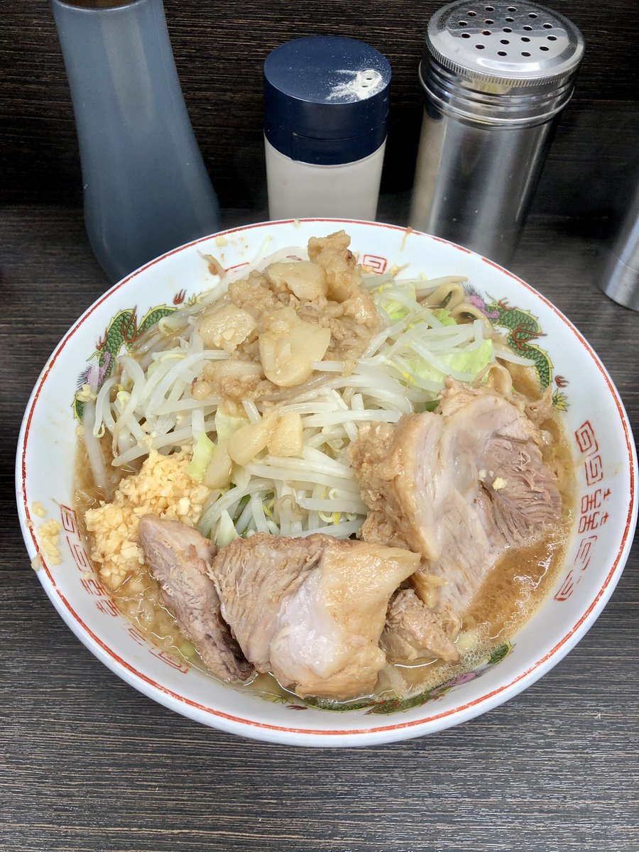 tjs2023tjs's tweet photo. ラーメン二郎川越店🙃

ラーメン麺少なめニンニクあぶら
相変わらずの爆乳化スープ旨し😆
スープとニンニクはスモジ感あり
豚って変わったんすかね？部位変更とか
端ブタあったから印象違かっただけかな😅
年1じゃわからんw
1年前のトロ豚が至高杉田🤤

去年2月→

 #ラーメン二郎川越店
#ラーメン二郎 https://t.co/H8szGXo8ps