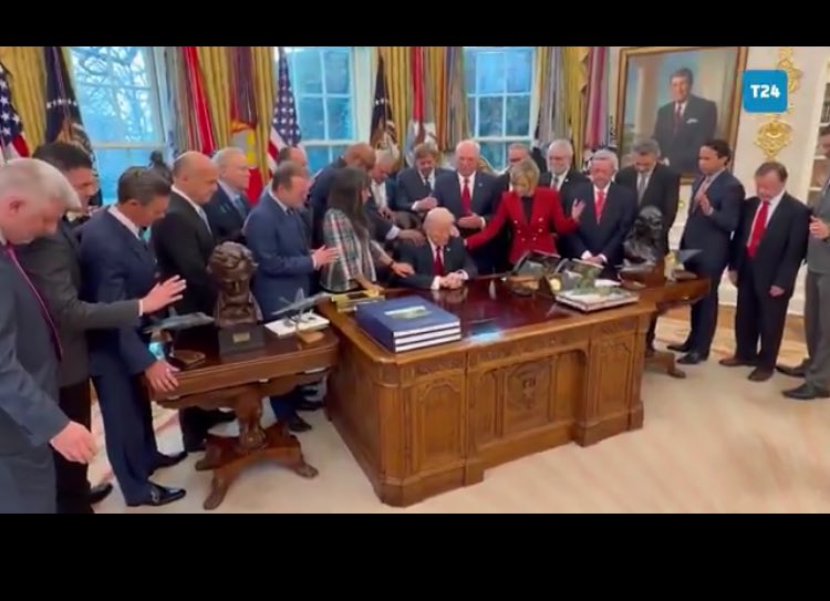 Trump radikal siyasal Hristiyanizmin liderliğini yapıyor.Bu radikal Hristiyanizm dünyanın güvenliğini tehdit ediyor Dün Venezuela,bugün İran,yarın Küba Dünya kaosa koşuyor