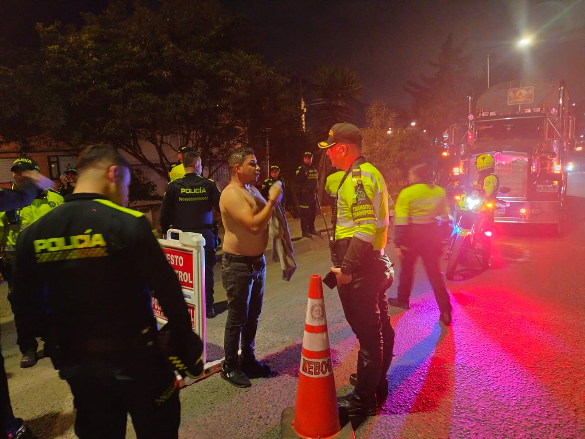 Desde ACC CAMIONEROS 
Agradecemos a POLICIA DE CARRETERAS DITRA, 

1. Por el APOYO en ACCIDENTE D CURUMANI CESAR

2.  EN BOGOTÁ apoyo oportuno en reacción en INTENTO DE HURTO TRACTOCAMIÓN 
🙏🙏🙏
DITRA EXCELENTE REACCIÓN D SU PERSONAL <a href="/TransitoPolicia/">Dirección de Tránsito y Transporte</a>
 Sr CORONEL YAIR PARRA