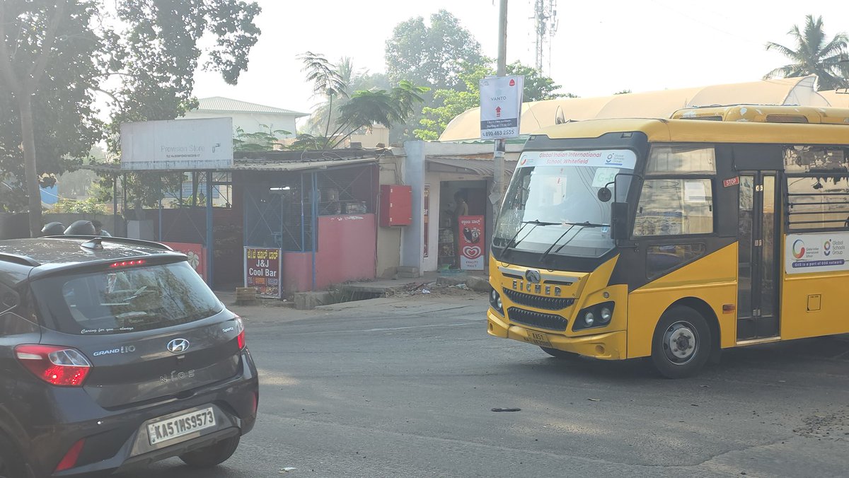 jose_pt's tweet photo. @blrtraffic  wtong side turns in mass numbers
Location Carmel school near Carmelaram church Bangalore
Date mar 6 of 2016 this is at 8.15 am.. thru the day https://t.co/ABvt1n6GAc