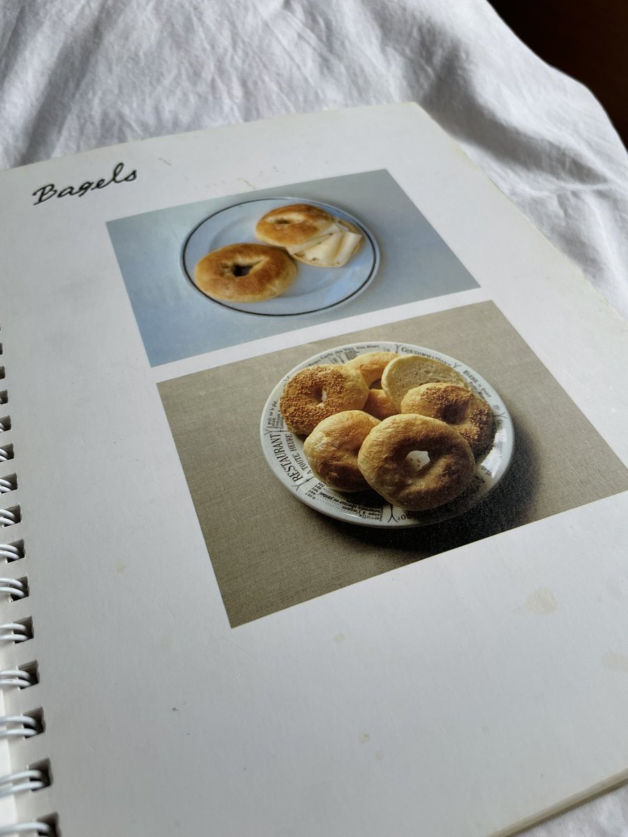 私がベーグルに出会ったのは 堀井和子さんの本でした！🥰 ゆでてる時