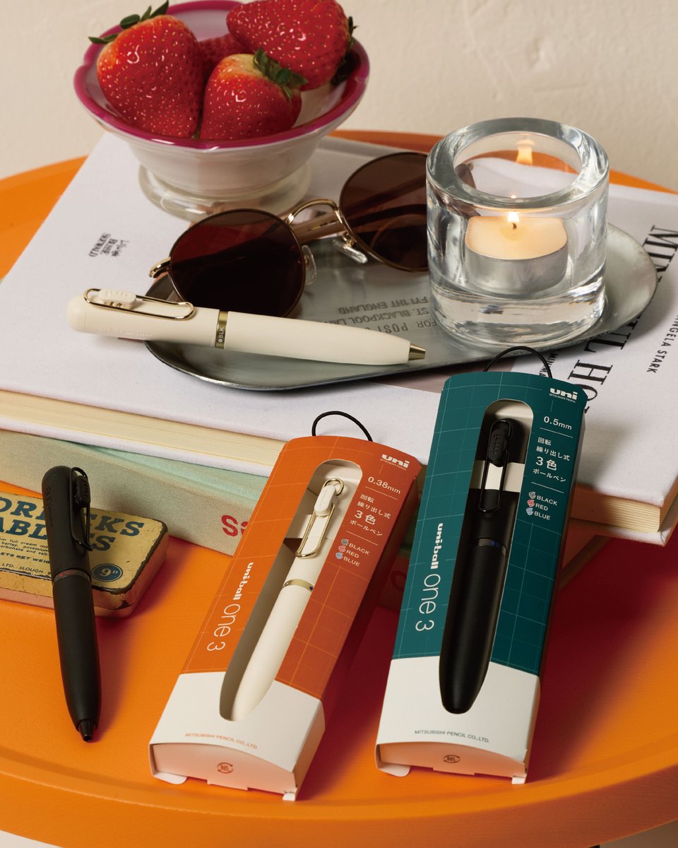 ⋱ #uniの新商品 ⋰

ユニボール ワン シリーズ初の多色ペン
「uni-ball one 3」が登場！

かわいらしいフォルムの
回転繰り出し式3色ボールペン🍃
インクは黒・赤・青の3色です！

おしゃれな軸色名にも注目💭

3月18日(水)より発売です✨

↓詳細はこちらからチェック📒
lnky.jp/F2bIg0z