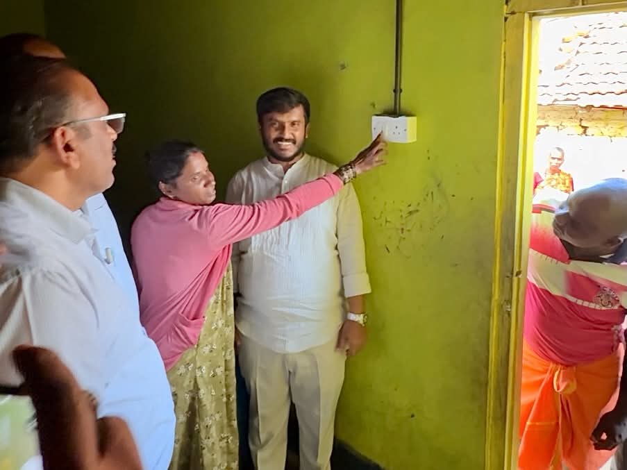 gdharishgowda's tweet image. ಹುಣಸೂರಿನ ಹೆಮ್ಮಿಗೆ ಹಾಡಿ ಗ್ರಾಮದಲ್ಲಿ 40 ವರ್ಷ ಕಳೆದರೂ ವಿದ್ಯುತ್ ಸಂಪರ್ಕ ಇಲ್ಲದೆ ಜೀವನ ನಡೆಸುತ್ತಿದ್ದ 50ಕ್ಕೂ ಹೆಚ್ಚು ಗಿರಿಜನರ ಕುಟುಂಬಗಳಿಗೆ ವಿದ್ಯುತ್ ಸಂಪರ್ಕ ಕಲ್ಪಿಸಿದ ಸಾರ್ಥಕತೆ ನಮ್ಮದಾಯಿತು. ಕತ್ತಲಿನಿಂದ ಬೆಳಕಿನೆಡೆಗೆ ಎಂಬಂತೆ ಗ್ರಾಮದ ಅಭಿವೃದ್ಧಿಗೆ ಇದು ನಾಂದಿ ಅಗಲಿದೆ.
#gdharishgowda #hunsur #tribe #electricity