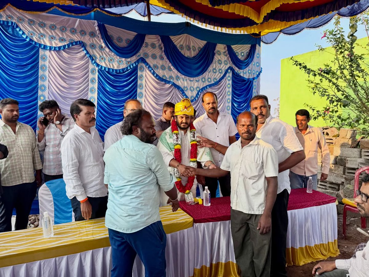 gdharishgowda's tweet image. ಹುಣಸೂರಿನ ಹೆಮ್ಮಿಗೆ ಹಾಡಿ ಗ್ರಾಮದಲ್ಲಿ 40 ವರ್ಷ ಕಳೆದರೂ ವಿದ್ಯುತ್ ಸಂಪರ್ಕ ಇಲ್ಲದೆ ಜೀವನ ನಡೆಸುತ್ತಿದ್ದ 50ಕ್ಕೂ ಹೆಚ್ಚು ಗಿರಿಜನರ ಕುಟುಂಬಗಳಿಗೆ ವಿದ್ಯುತ್ ಸಂಪರ್ಕ ಕಲ್ಪಿಸಿದ ಸಾರ್ಥಕತೆ ನಮ್ಮದಾಯಿತು. ಕತ್ತಲಿನಿಂದ ಬೆಳಕಿನೆಡೆಗೆ ಎಂಬಂತೆ ಗ್ರಾಮದ ಅಭಿವೃದ್ಧಿಗೆ ಇದು ನಾಂದಿ ಅಗಲಿದೆ.
#gdharishgowda #hunsur #tribe #electricity