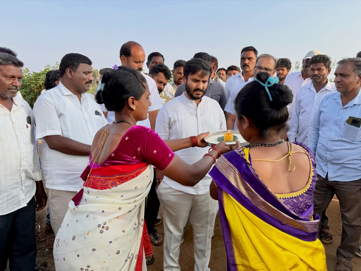 gdharishgowda's tweet image. ಹುಣಸೂರಿನ ಹೆಮ್ಮಿಗೆ ಹಾಡಿ ಗ್ರಾಮದಲ್ಲಿ 40 ವರ್ಷ ಕಳೆದರೂ ವಿದ್ಯುತ್ ಸಂಪರ್ಕ ಇಲ್ಲದೆ ಜೀವನ ನಡೆಸುತ್ತಿದ್ದ 50ಕ್ಕೂ ಹೆಚ್ಚು ಗಿರಿಜನರ ಕುಟುಂಬಗಳಿಗೆ ವಿದ್ಯುತ್ ಸಂಪರ್ಕ ಕಲ್ಪಿಸಿದ ಸಾರ್ಥಕತೆ ನಮ್ಮದಾಯಿತು. ಕತ್ತಲಿನಿಂದ ಬೆಳಕಿನೆಡೆಗೆ ಎಂಬಂತೆ ಗ್ರಾಮದ ಅಭಿವೃದ್ಧಿಗೆ ಇದು ನಾಂದಿ ಅಗಲಿದೆ.
#gdharishgowda #hunsur #tribe #electricity