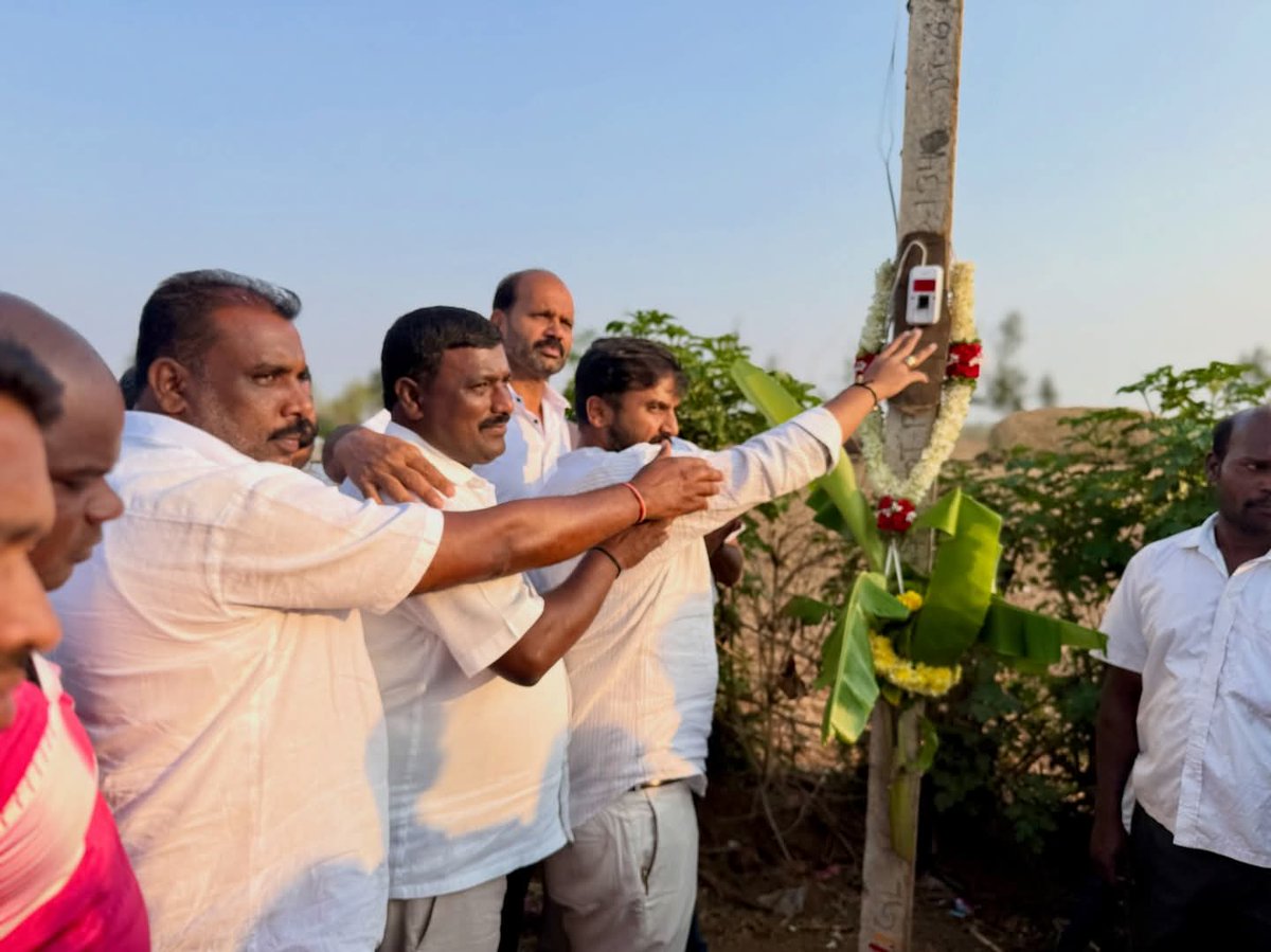 gdharishgowda's tweet image. ಹುಣಸೂರಿನ ಹೆಮ್ಮಿಗೆ ಹಾಡಿ ಗ್ರಾಮದಲ್ಲಿ 40 ವರ್ಷ ಕಳೆದರೂ ವಿದ್ಯುತ್ ಸಂಪರ್ಕ ಇಲ್ಲದೆ ಜೀವನ ನಡೆಸುತ್ತಿದ್ದ 50ಕ್ಕೂ ಹೆಚ್ಚು ಗಿರಿಜನರ ಕುಟುಂಬಗಳಿಗೆ ವಿದ್ಯುತ್ ಸಂಪರ್ಕ ಕಲ್ಪಿಸಿದ ಸಾರ್ಥಕತೆ ನಮ್ಮದಾಯಿತು. ಕತ್ತಲಿನಿಂದ ಬೆಳಕಿನೆಡೆಗೆ ಎಂಬಂತೆ ಗ್ರಾಮದ ಅಭಿವೃದ್ಧಿಗೆ ಇದು ನಾಂದಿ ಅಗಲಿದೆ.
#gdharishgowda #hunsur #tribe #electricity