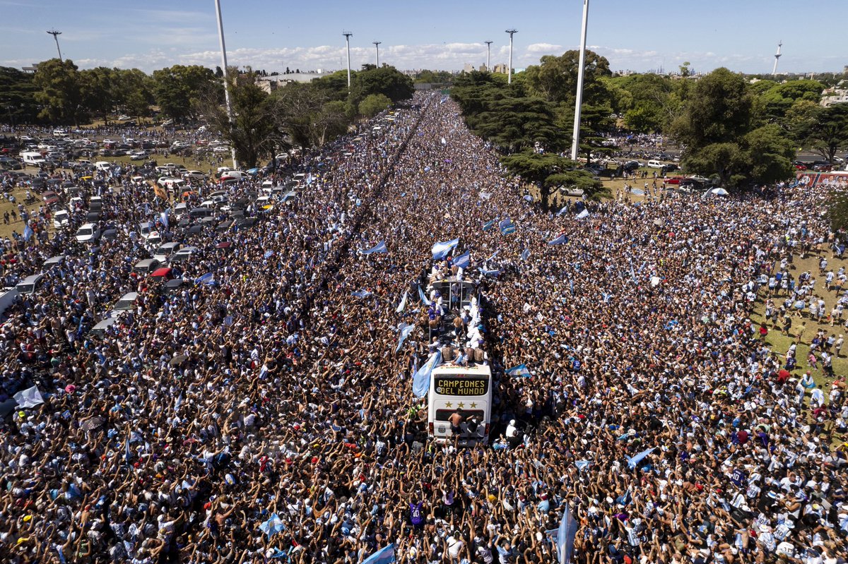Esto fue mil veces mas que mostrar la copa en la casa rosada. La gente tuvo a los campeones del mundo a 1 metro toda una tarde. No entiendo la queja.

Ir con Trump con el titulo de la MLS fue algo del Inter Miami, lo mismo que cuando al plantel de Brasil 2014 los recibió cristina