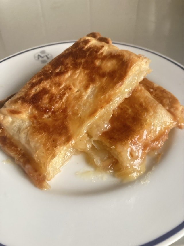 preacc_study's tweet photo. 【ホットサンドメーカーで焼いてみた】
〜手抜きアップルパイ🍎〜

#ソントン のジャム、黄金コンビで作る
アップルパイ

シナモン香るシャキシャキりんごジャムは
お酢とオリーブオイルを加えてドレッシング

なめらか〜なカスタードクリームは
豆乳プリンのベースにしてみようか🍮

#昼ごはん #自炊 https://t.co/ON2MJWwKl9