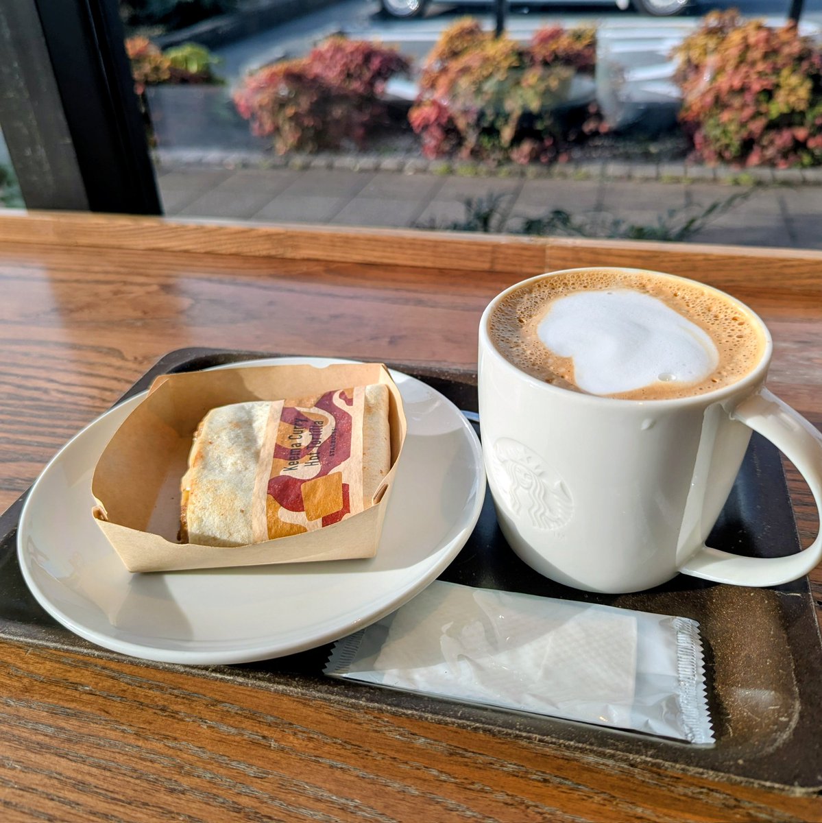madeleinesnows's tweet photo. 朝はスタバ、昼は星乃珈琲。
そして、午後は有休！ https://t.co/NZ5P6uWav2