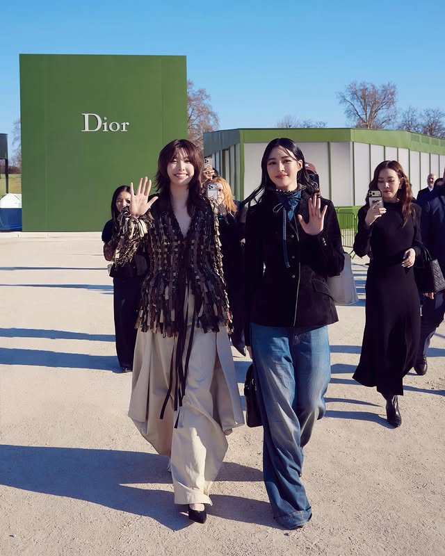 LingOrm_BH's tweet photo. Dior Fashion Week may be over, but the memories live on. 🤍✨️

Cr. IG: bookypimploy 

LINGORM BA DIOR AT PFW26
#LingOrmDiorAW26
#LinglingKwong #OrmKornnaphat  #LingOrm #Dior #DiorAW26 #PFW  @Dior @linglingsirilak @ormmormm https://t.co/0dNkfAZIDv