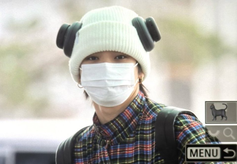 noticing ohyul been wearing gold hoops recently