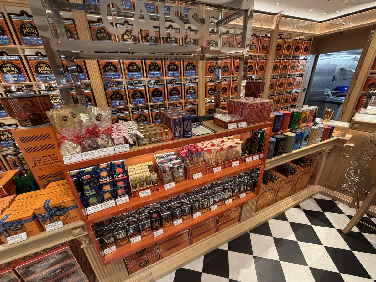 ディズニー・アドベンチャーのデッキ7にあるバシャコーヒー。路面店と
