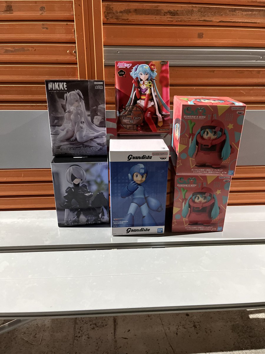 6,400円で6景品遊びました、帰ります。いやー、フリーレンはやっぱ無理でした。逆にシャアザクみくは簡単でした。牧之原とどっちがいいかっていうと「景品による」としか言えない。ただなんか片アームだけめっちゃパワー優しい台が増えた気がする。

藤枝鑑定団