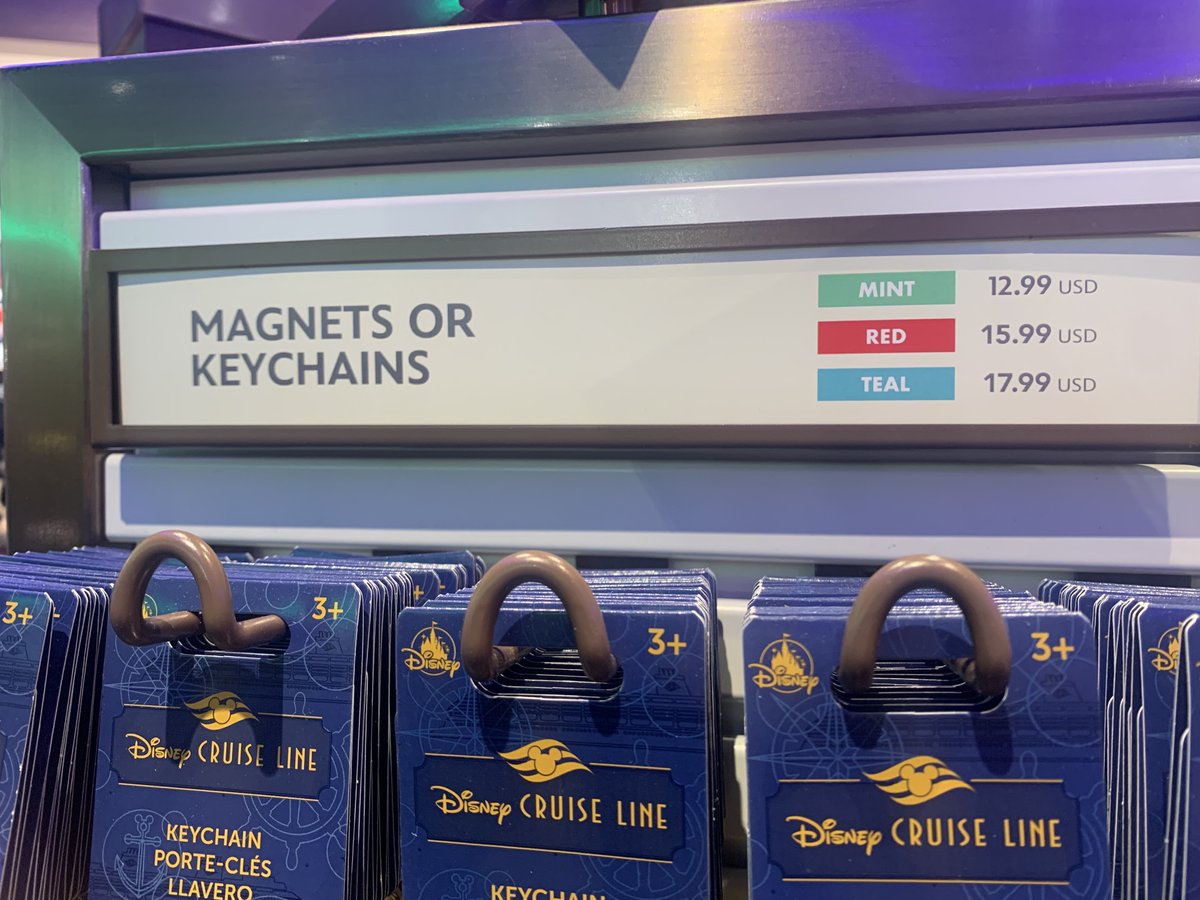 ディズニーアドベンチャーより

ショップのほとんどの商品の値札には、色別のシールが貼られていて、シールの色毎に料金が設定されています。