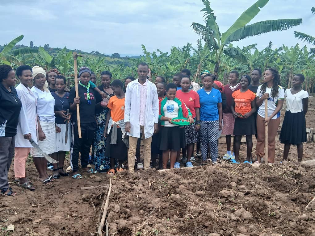 RAHU_Clinic's tweet image. This #FlashBackFriday, we’re letting you in on a very nutritious development at the RAHU Clinic!

On Tuesday, our team got their hands dirty with some nutritional gardening work. 

We prepared the garden beds and planted several vegetable seedlings.

#IAmForABetterLife
