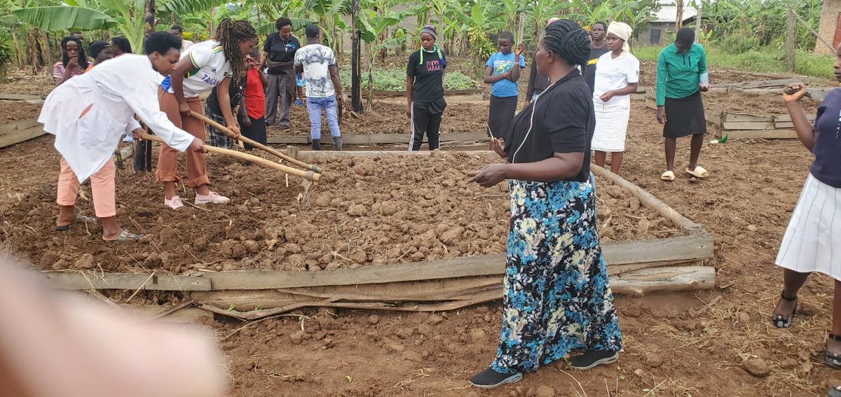 RAHU_Clinic's tweet image. This #FlashBackFriday, we’re letting you in on a very nutritious development at the RAHU Clinic!

On Tuesday, our team got their hands dirty with some nutritional gardening work. 

We prepared the garden beds and planted several vegetable seedlings.

#IAmForABetterLife