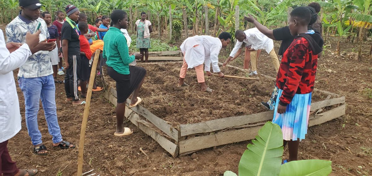 RAHU_Clinic's tweet image. This #FlashBackFriday, we’re letting you in on a very nutritious development at the RAHU Clinic!

On Tuesday, our team got their hands dirty with some nutritional gardening work. 

We prepared the garden beds and planted several vegetable seedlings.

#IAmForABetterLife