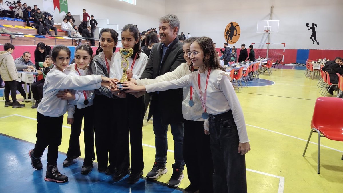 -Küçük Kız kategorisinde ve Yıldız Kız kategorisinde il 2. si 🥈
-Küçük Genel kategorisinde il 1. si🥇
-Yıldız Genel kategorisinde  il 3.sü olduk 🥉
Öğrencilerimizi tebrik ederiz🤩

<a href="/hasan_kokrek/">Hasan Kökrek</a> 
<a href="/agrimem/">AĞRI MEM</a> 
<a href="/NimetSarboga/">Nimet SARIBOĞA</a> 
<a href="/AdnanDURSUNfsm/">Adnan Dursun</a>