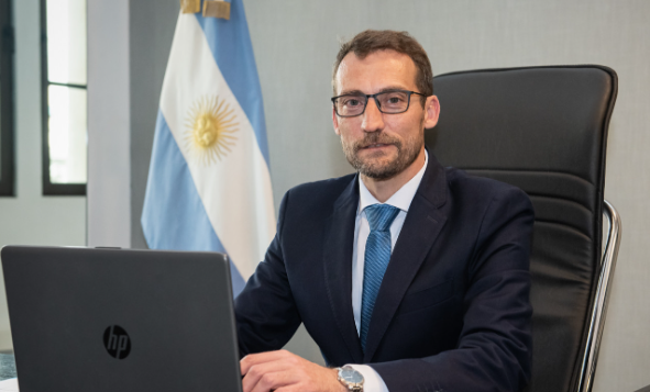 Qué pasará con el VICE de  la <a href="/UIFArgentina/">UIF Argentina</a>? Su renuncia a pedido del nuevo Ministro de Justicia sería un escándalo, ya que las autoridades de UIF tienen mandato, y remoción por mal desempeño o inhabilidad moral sobreviniente. La remoción políitica lesiona la autonomía de la UIF.