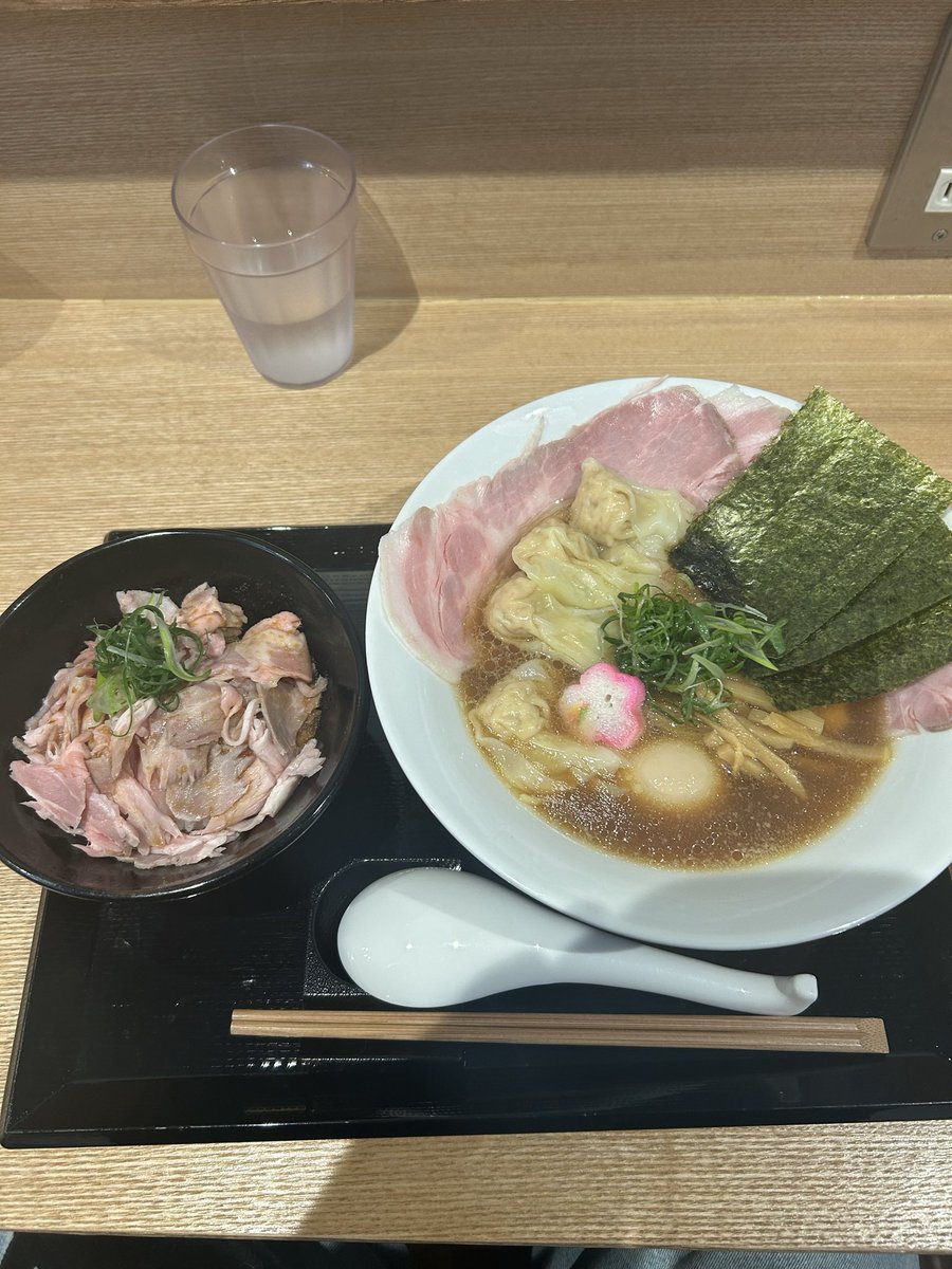東中野鷹の羽さん
濃厚特製ラーメン
レアチャーシュー丼